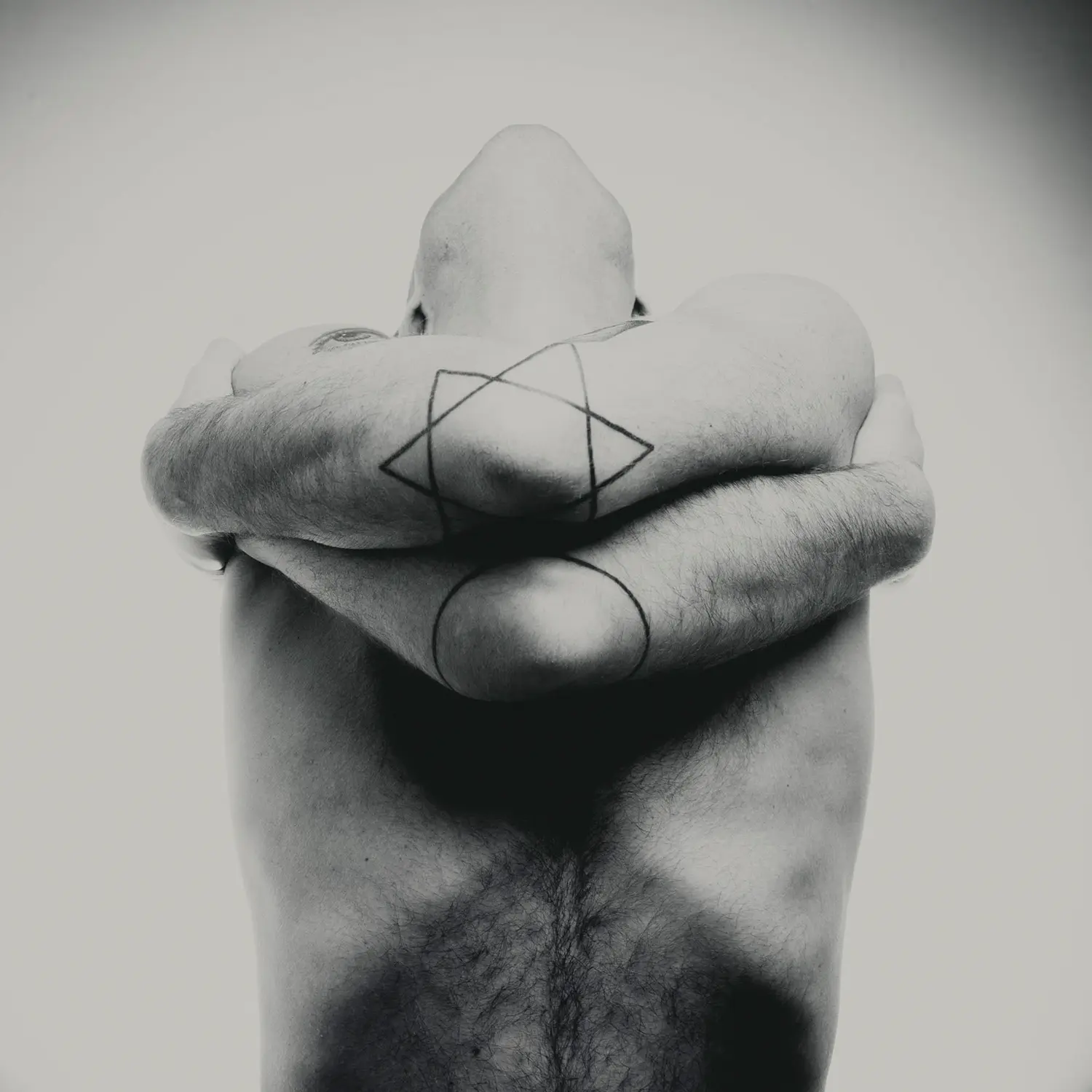 photographie artistique homme torse nu en studio noir blanc