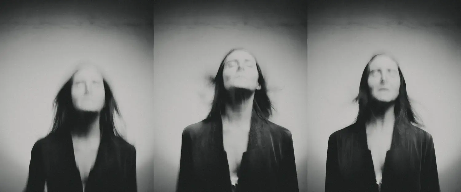 planche contact portraits femmes multiples repetition studio noir blanc