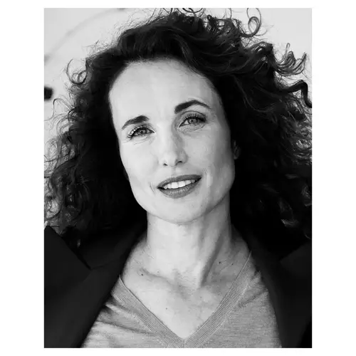 Portrait corporate en noir et blanc, lumière naturelle, cadrage serré et regard caméra.