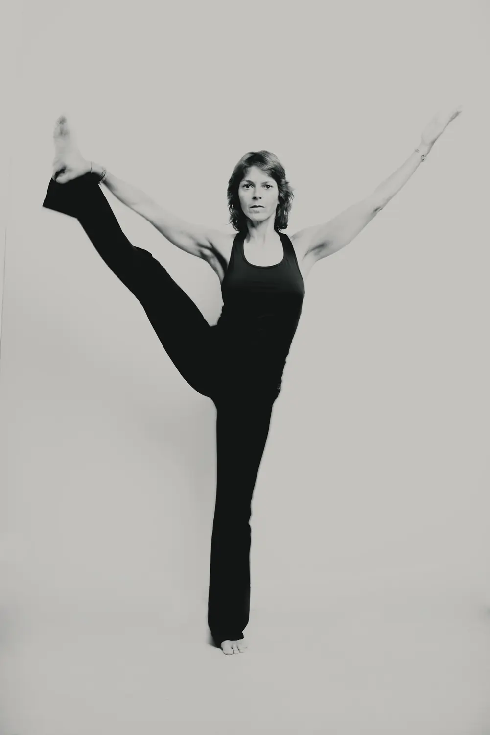 portrait danseuse mouvement jambe levee equilibre photographie studio