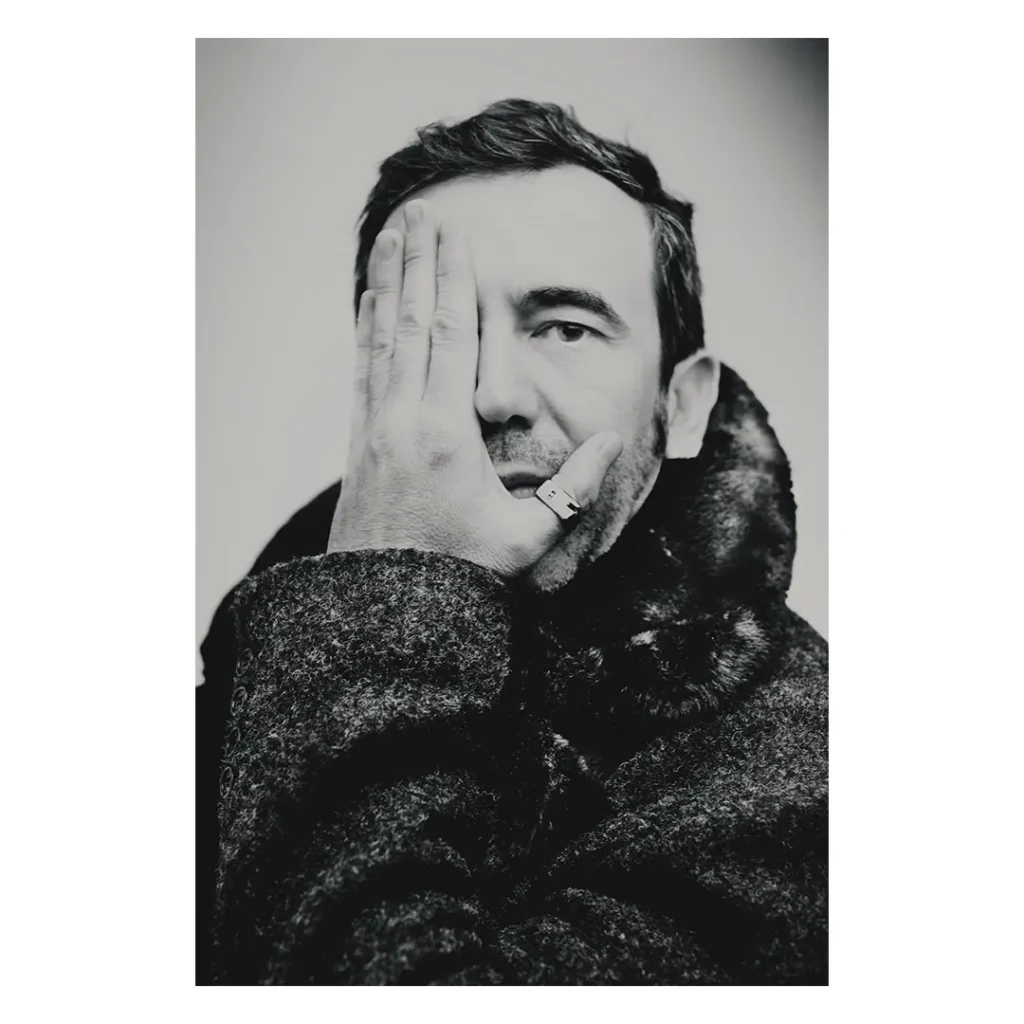 portrait face homme fourrure contraste