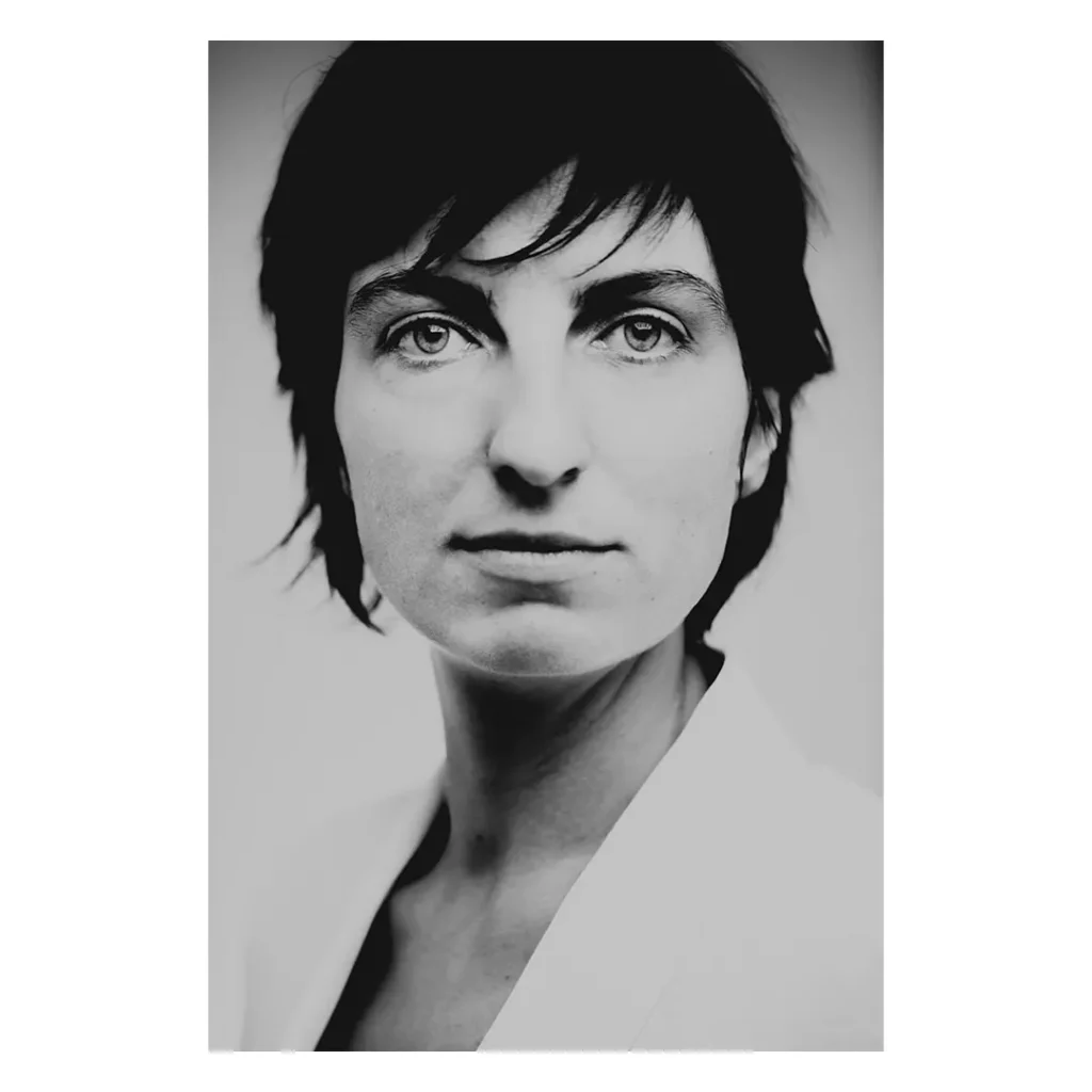 portrait femme cheveux courts lumiere douce