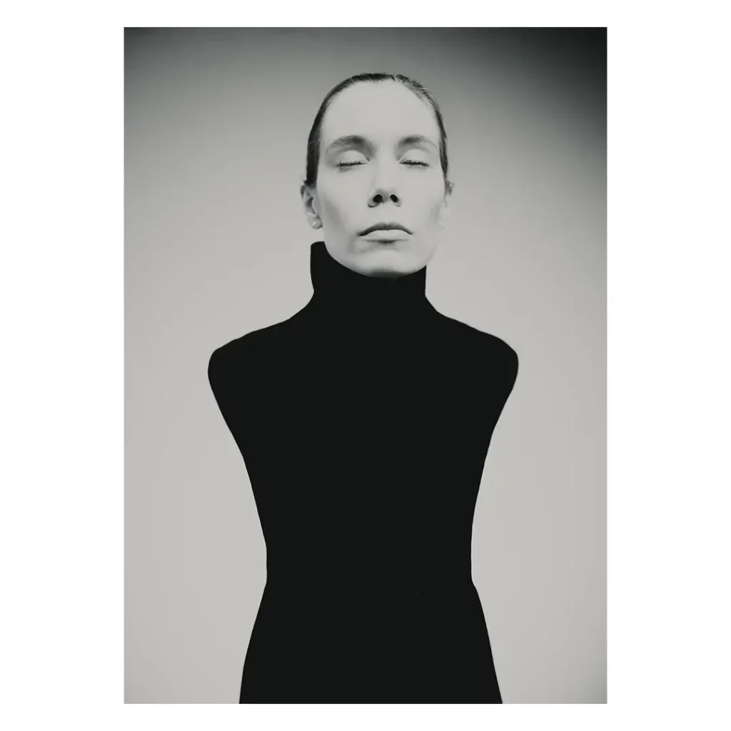 portrait femme col montant noir minimaliste