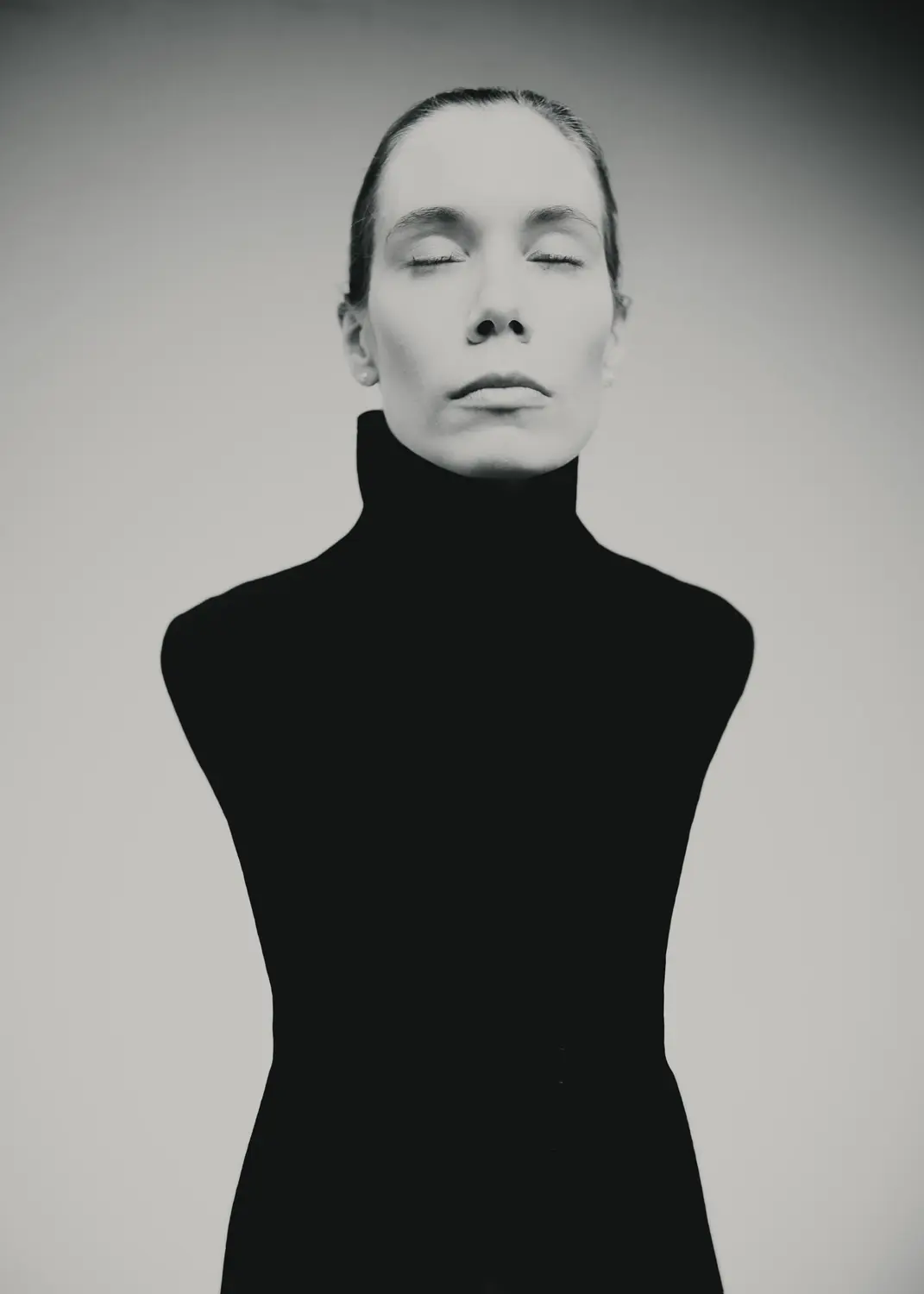 portrait femme vetement noir col montant photographie studio minimaliste