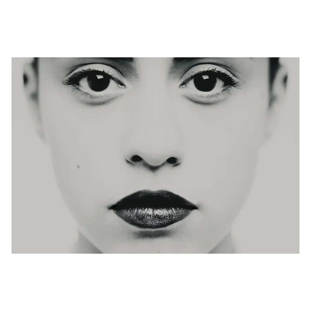 portrait gros plan yeux regard intense frontal