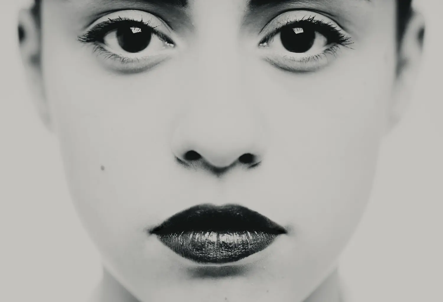gros plan yeux regard intense frontal photographie portrait noir blanc