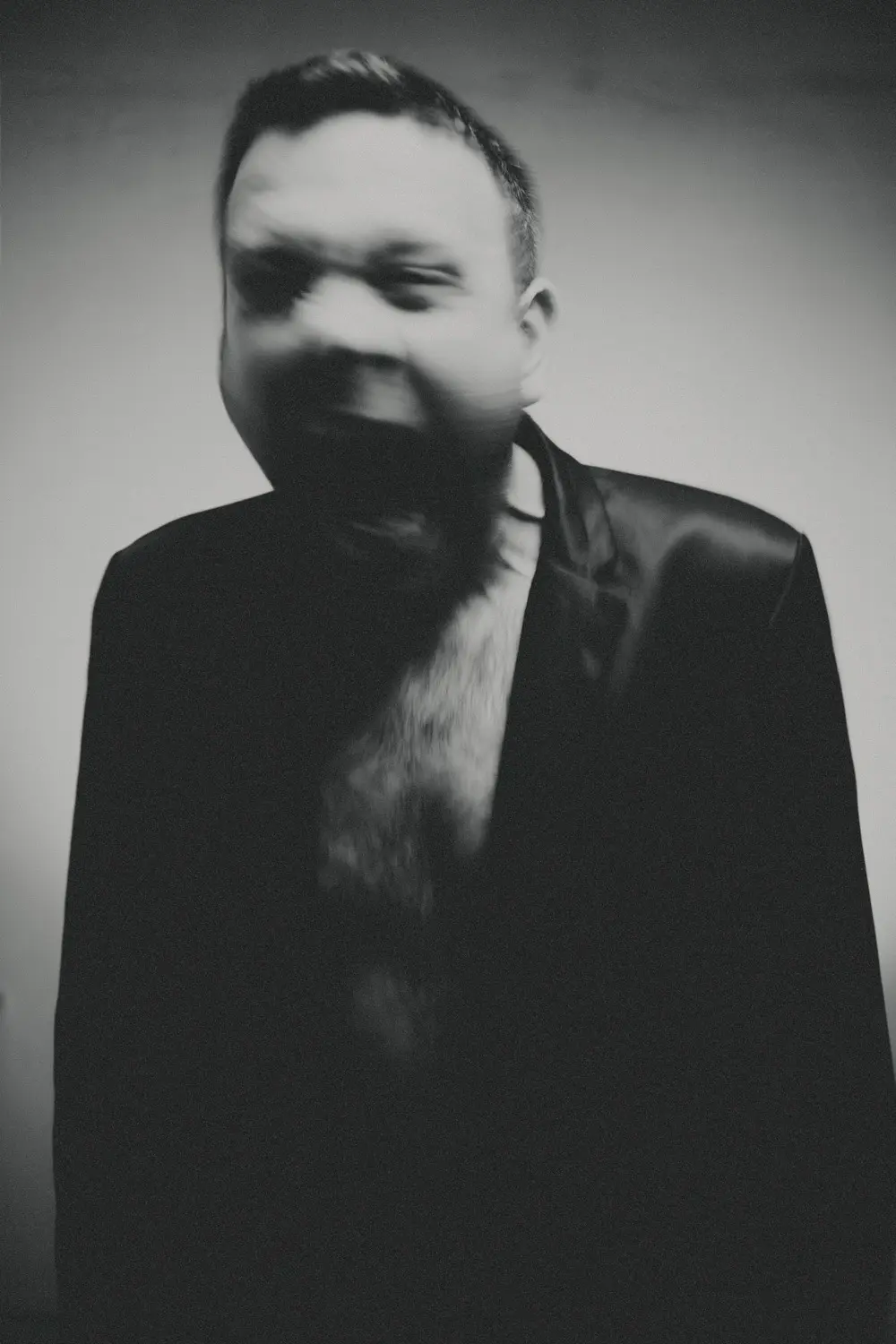 portrait homme costume noir blanc studio photographie contemporaine