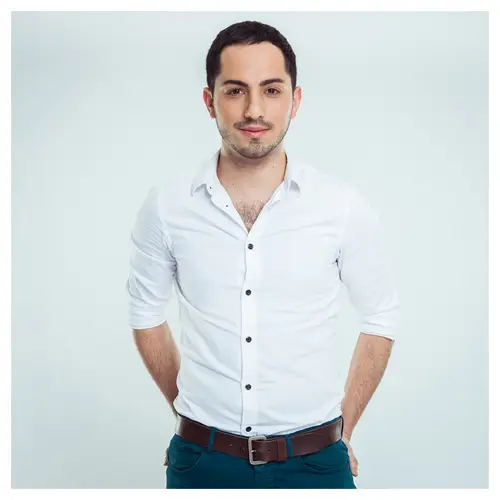 Portrait professionnel LinkedIn à Bordeaux d'un homme en chemise blanche, pose décontractée.