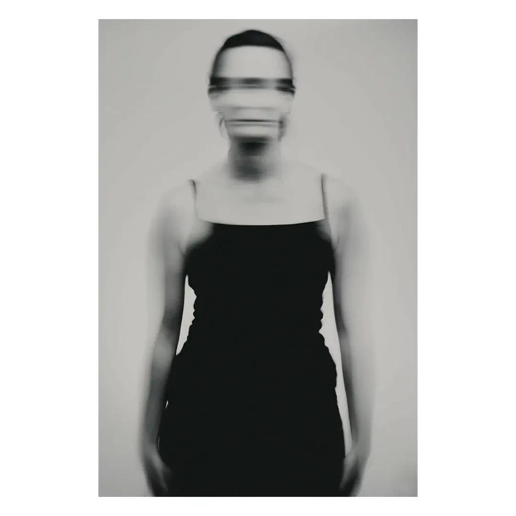 portrait studio femme robe noire pose frontale