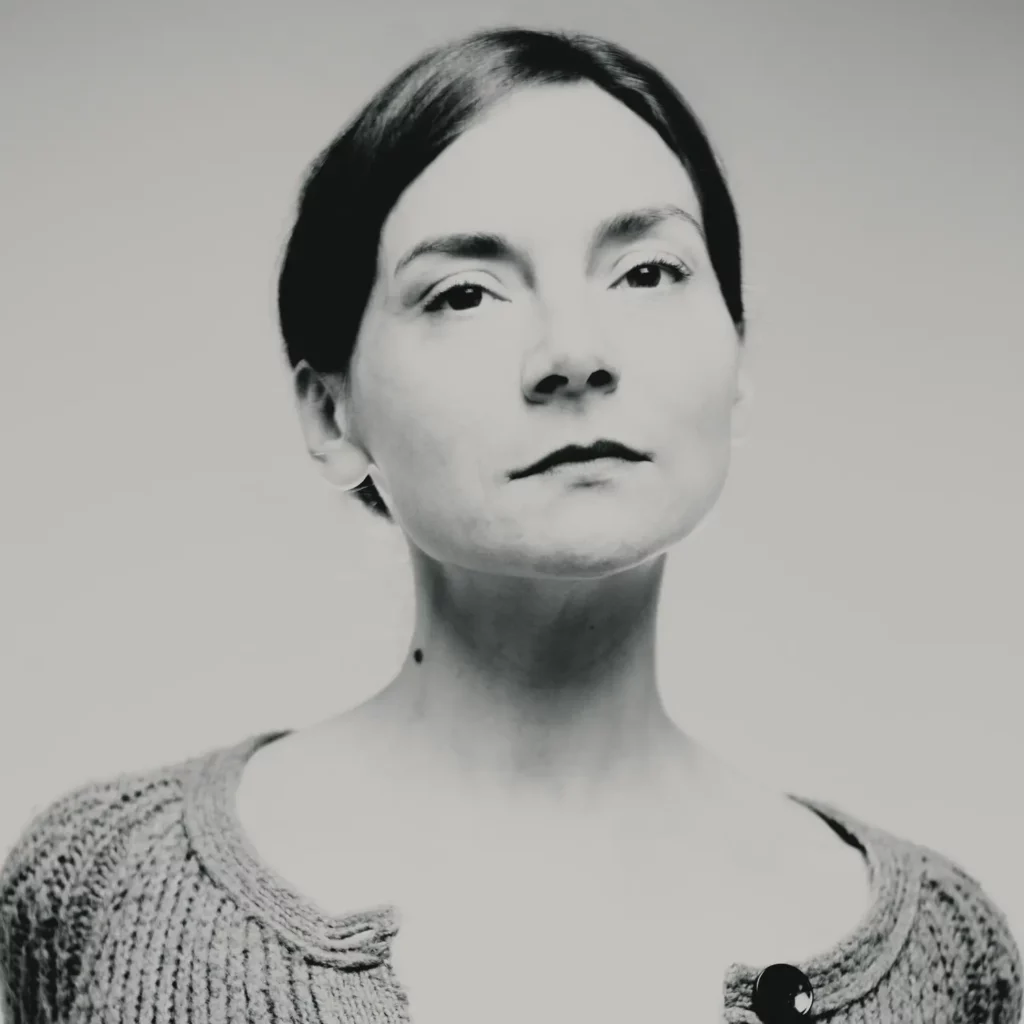 portrait femme regard leve col montant photographie studio