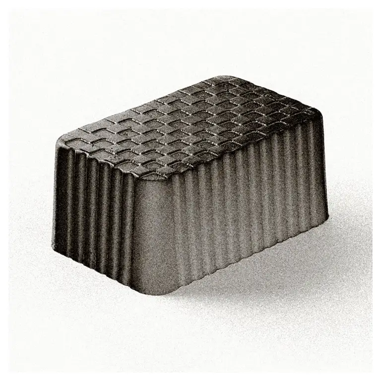 Praline rectangulaire en chocolat noir, côtés cannelés, dessus à motif gaufré type damier, fond blanc, packshot culinaire pour fiche produit catalogue.