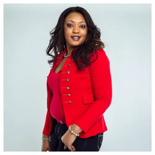 Portrait CV linkedin d'entrepreneure à Bordeaux en veste rouge, expression dynamique par un photographe professionnel.