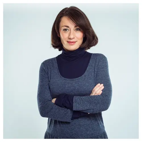 Portrait LinkedIn à Bordeaux d'une femme en col roulé bleu, pose simple, par un photographe professionnel.