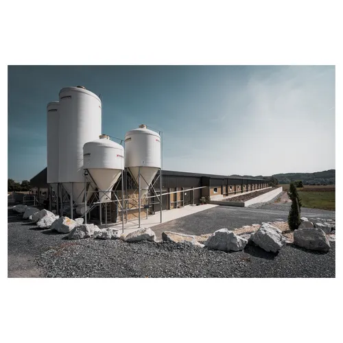 reportage photo sur des silos et bâtiments d'élevage porcins, vue extérieure