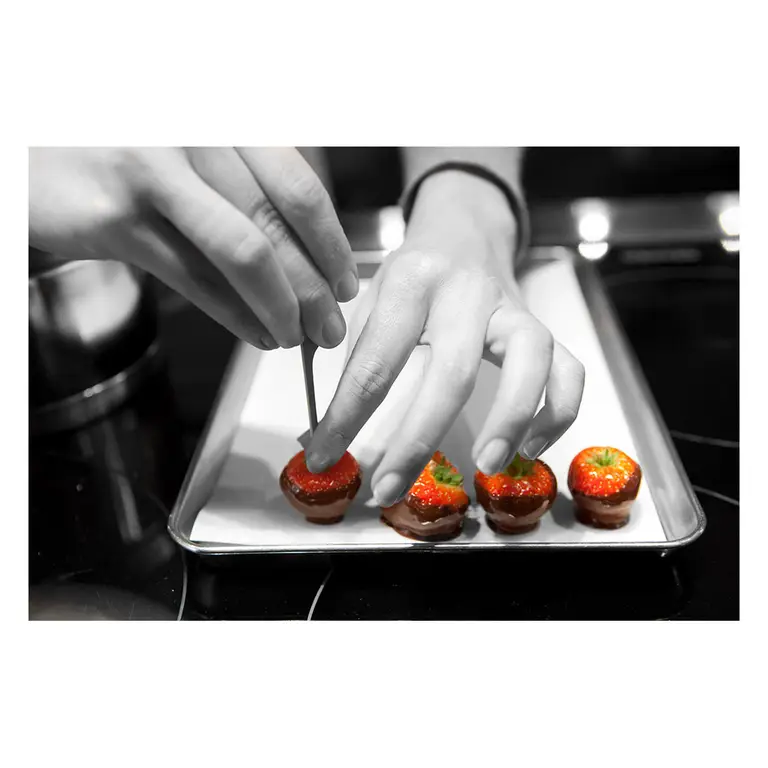  Dressage de fraises chocolatées à la pince, sur plaque dans une école de cuisine — reportage photo pour l’école ducasse.