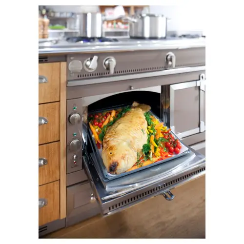 vue sur un four dans un showroom lacornue, avec un plat et un poisson en croute cuisiné
