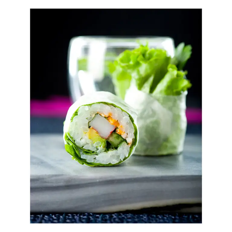 rouleau de printemps coeur croquant et herbes gros plan