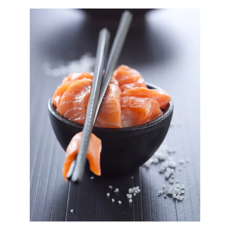 sashimi de saumon au bol baguettes style japonais bordeaux