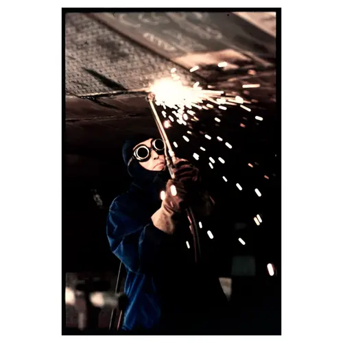 soudeur industriel en action produisant des étincelles sur une structure métallique