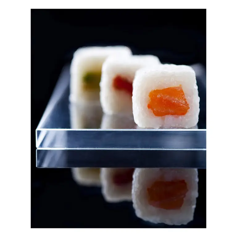 sushis cubiques au saumon reflet sur fond noir