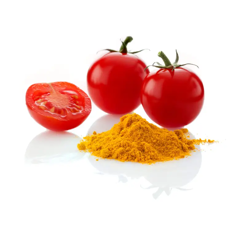 Tomates rouges : deux entières et une demi-tomate juteuse, posées à côté d’un tas de poudre de curry sur fond blanc brillant, avec un objectif macro, en gros plan.
