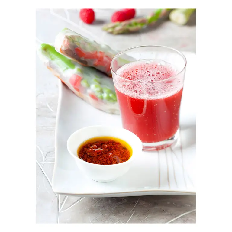 verre de jus framboise rouleaux de printemps sauce pimentee