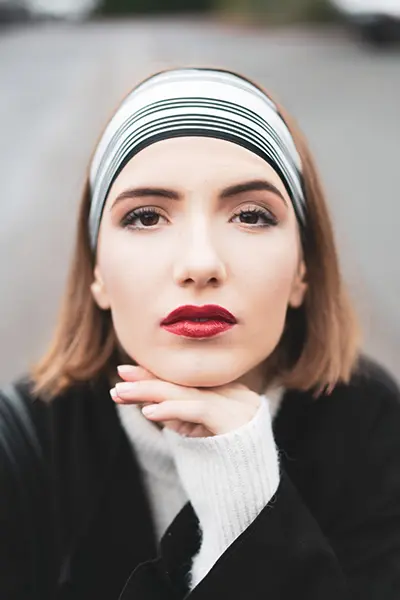 Portrait femme en lumière naturelle, bandeau rayé et rouge à lèvres, photo portrait réalisée à Bordeaux.