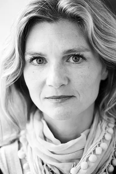 Portrait femme en noir et blanc en gros plan, regard face caméra, lumière douce, écharpe, photo portrait réalisée à Bordeaux.