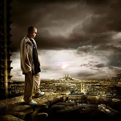 Portrait d’homme debout sur un toit, regard vers Montmartre et le Sacré-Cœur à Paris, ambiance cinématographique — photographe portrait.