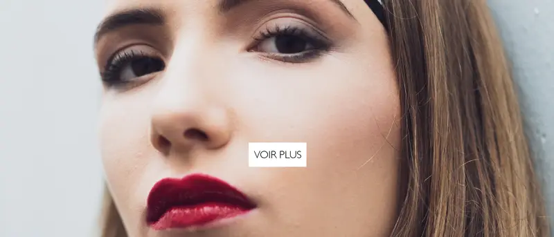 Portrait professionnel en gros plan d'une femme au rouge à lèvres rouge vif, réalisé par le photographe de portrait Nicolas Louis à Dieulefit dans la Drôme. Lien vers le portfolio.