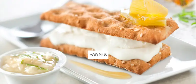 Photographie culinaire en plan rapproché d'un entremets croustillant à la crème blanche, au citron confit et au miel, réalisée par le photographe culinaire Nicolas Louis à Dieulefit dans la Drôme. Bouton voir plus.