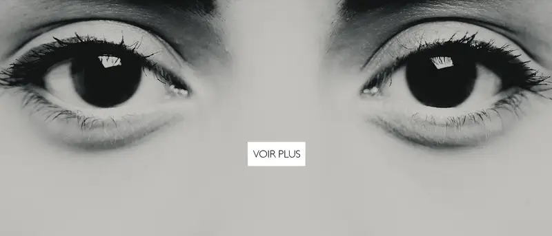 Articles sur la stratégie visuelles, avec en illustration un visage en gros plan en noir et blanc. photographe Nicolas Louis à Dieulefit dans la Drôme. Bouton voir plus vers les articles de stratégies visuelles.