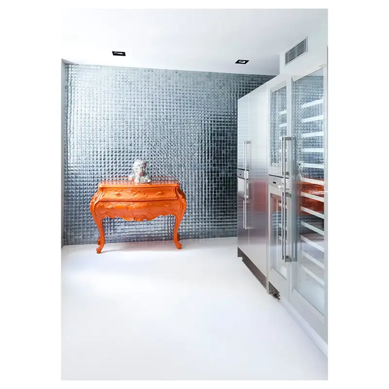 Photographie d'architecture intérieure, d'une cuisine déco avec un meuble ancien orange, et un mur gris de mosaïque métallique à Paris.
