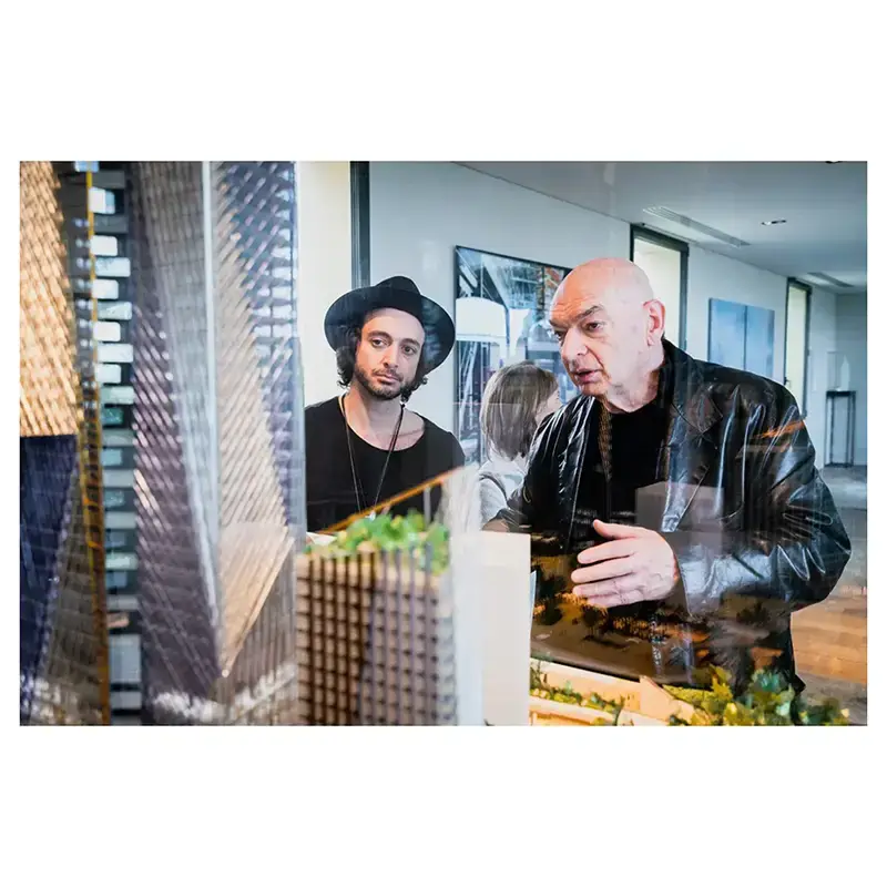 Photographie corporate d'architectes discutant autour d une maquette urbaine à la défense à côté de Paris.