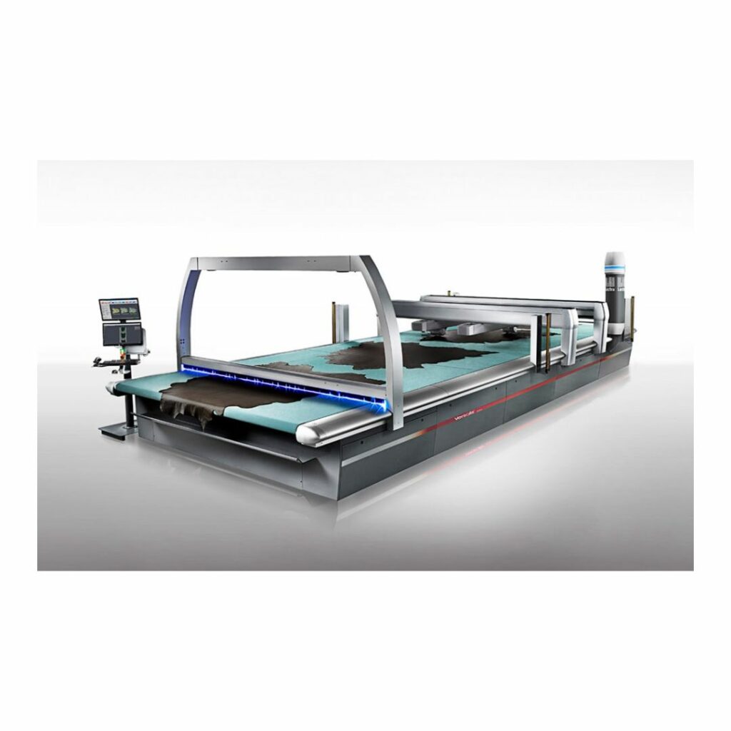 Table de découpe numérique industrielle automatisée avec scanner et écran de contrôle pour la transformation du cuir.