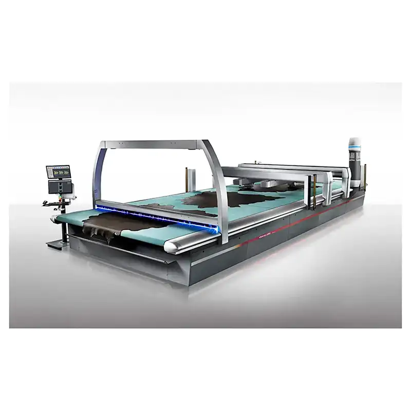 Machine de découpe de cuir industrielle avec système numérique et console de contrôle, sur fond blanc