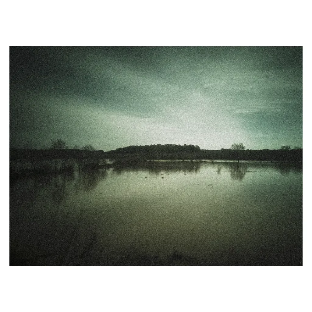 Stage photo mobile Dieulefit - Reflets miroir d'arbres et d'une colline dans l'eau calme, style artistique et granuleux