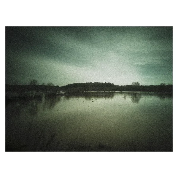 atelier photo smarphone paysage dieulefit 02 Stage photo mobile Dieulefit - Reflets miroir d'arbres et d'une colline dans l'eau calme, style artistique et granuleux