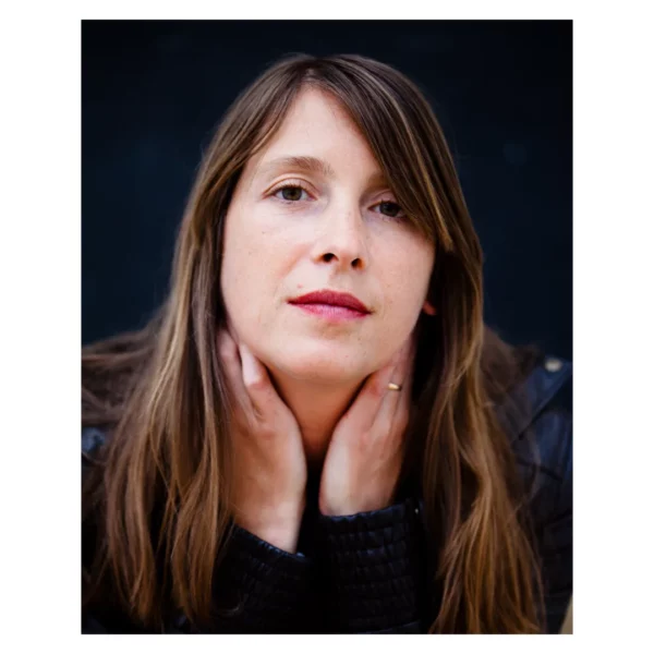 cours photo portrait dieulefit femme blouson Gros plan d'une femme au regard intense avec les mains sous le menton, portant un blouson en cuir, exercice de portrait lors d'un stage photo à Dieulefit.