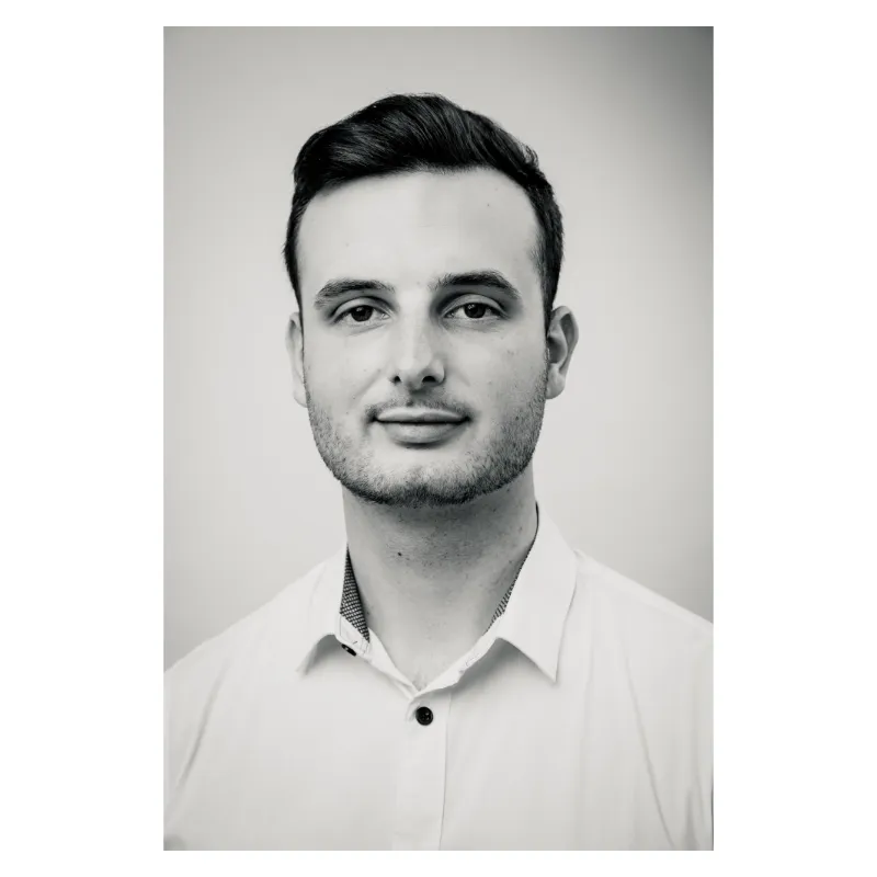 portrait professionnel d'un homme avec un sourire par photographe corporate à Dieulefit dans la Drôme.