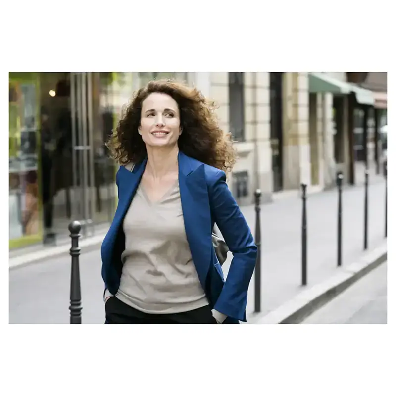 Portrait d'une actrice en extérieure pour un makingoff d'un tournage d'une publicité à paris