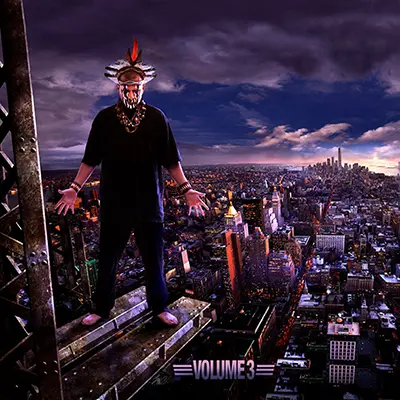 visuellement) Montage pour pochette d'album d'un artiste en coiffe tribale surplombant la skyline de New York.