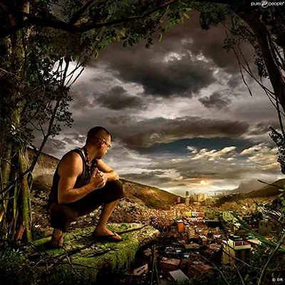 Portrait conceptuel d'un homme accroupi dans une jungle surplombant un panorama urbain au coucher du soleil