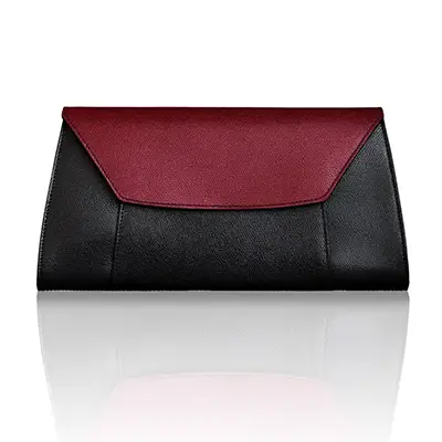 Photo e-commerce d’une maroquinerie femme rouge et noire, vue face, sur fond blanc, prise de vue par un photographe en Drôme.