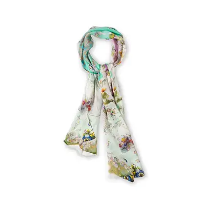 photographe Packshot e-commerce d'un accessoire avec un foulard claire multicolore, vue face, sur fond blanc.