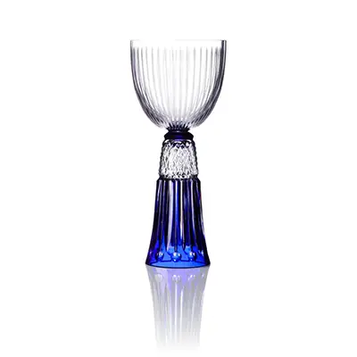Photographe packshot accesoire d’un verre en crystal sculpté, vue face, sur fond blanc.