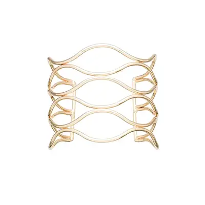 Photographe packshot d’un bijoux avec un bracelet dorée, vue face, sur fond blanc, réalisée pour un shooting produit.