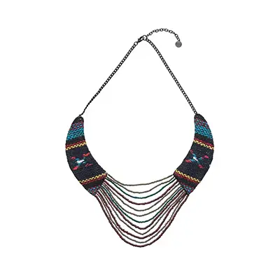 Photographie packshot d’un bijoux avec un collier tressé, vue face, sur fond blanc, réalisée en shooting photo à Dieulefit.