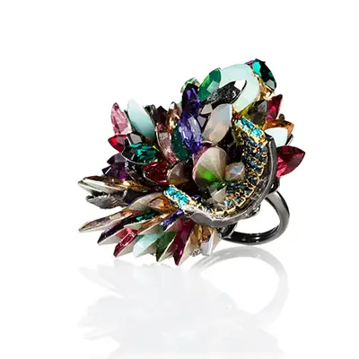 Photographe packshot d'un bijoux avec une bague multicolore, vue face, sur fond blanc, prise de vue e-commerce à Dieulefit.