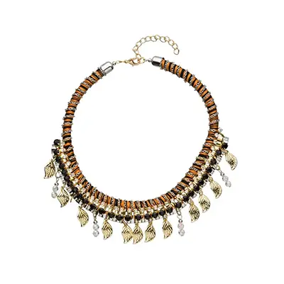 Photographe produit d’un bijoux, vue face, sur fond blanc, shooting e-commerce.